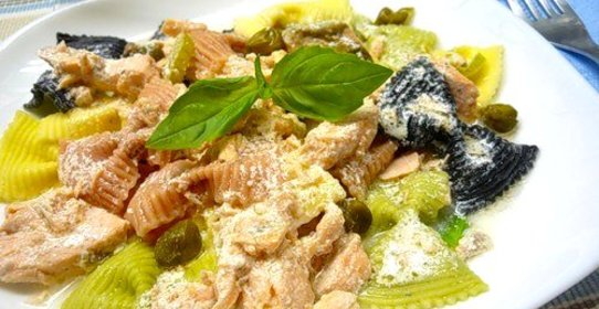 Паста с форелью в сливочном соусе с базиликом