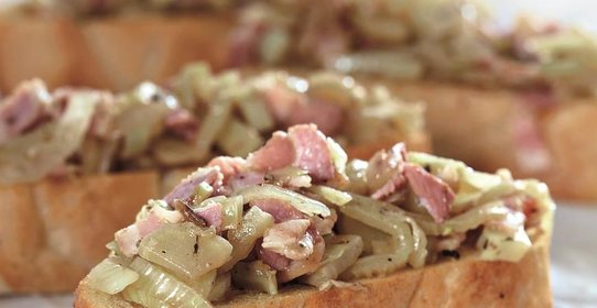 Брускетта с рагу из фенхеля