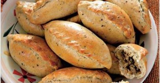 Пирожки из пряного теста с мясом