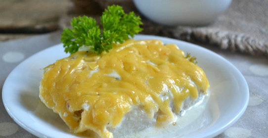 Рыба, запеченная под сметанным соусом