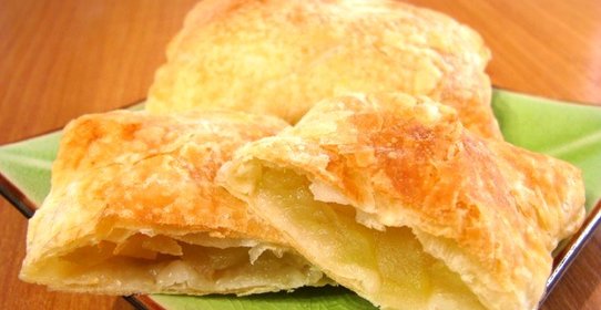 Слоеные пирожки с яблоками