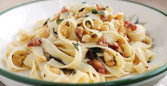 Паста карбонара с кукурузой и чили