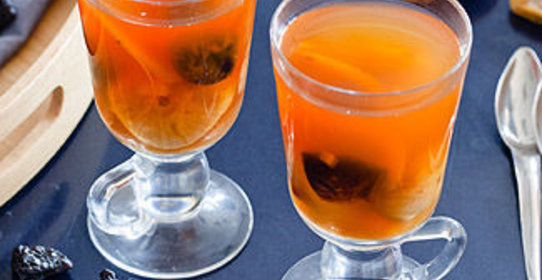 Яблочный взвар с инжиром и черносливом в мультиварке