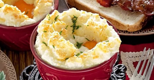 Запеченные яйца с сыром и остро-сладким беконом