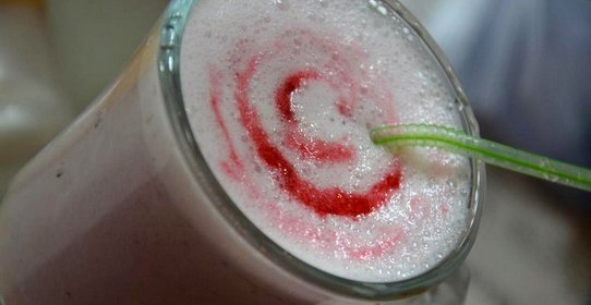 Малиновый молочный напиток