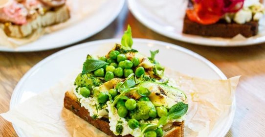 Брускетта с домашним сыром и хумусом