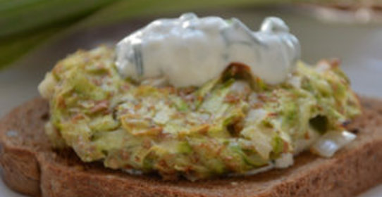 Тост с котлетой из кабачка