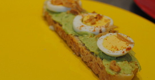 Брускетта с авокадо и яйцом