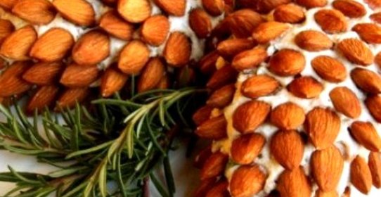 Салат с куриной копченой грудкой «Сосновые шишки»