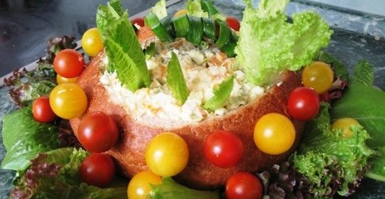 Салат в хлебной корзинке