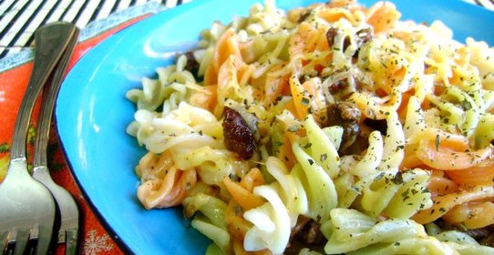 Макароны с говядиной и сыром