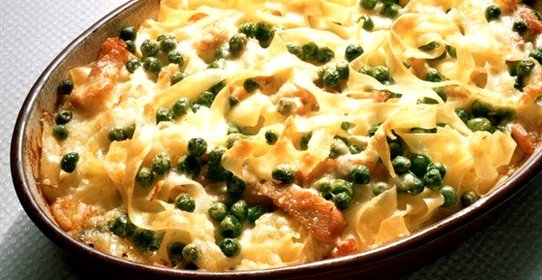 Запеченая паста с сыром, ветчиной и горошком
