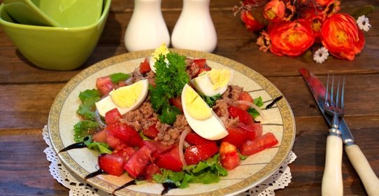 Салат с тунцом консервированным