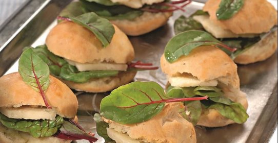 Плюшки с козьим сыром и мангольдом