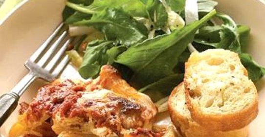 Запеченная паста с салатом и чесночным хлебом