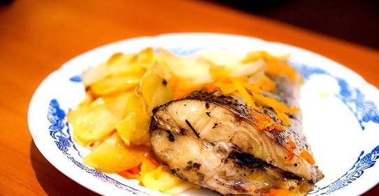 Щука в духовке с картофелем