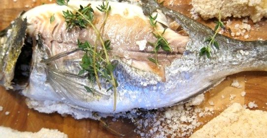 Дорада, запеченная в соли