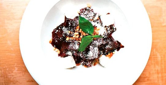 Салат из свеклы с соусом песто