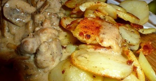 Свинина с грибами в сметане
