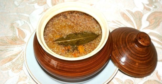 Куриная грудка с пшеничной кашей в горшочках