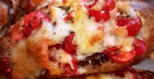 Брускетта с помидорами черри и сыром моцарелла