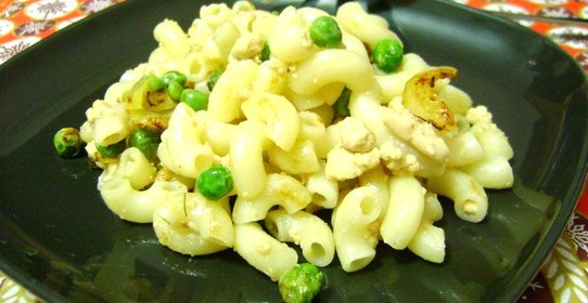 Макароны с печенью трески и овощами