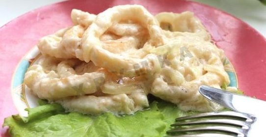 Кальмары тушеные в сметане