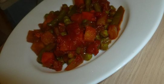 Овощное рагу с репой, горошком и имбирным соусом