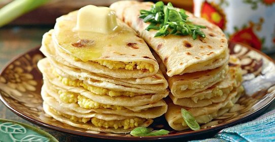 Лепешки кыстыбый с пшенной кашей и картошкой с луком