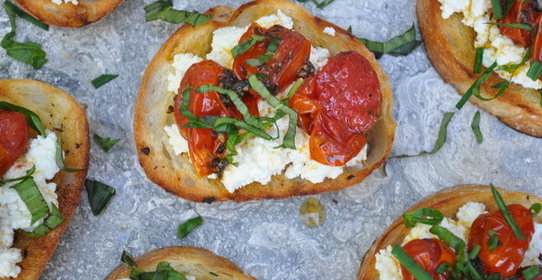 Брускетта с рикоттой и вялеными томатами