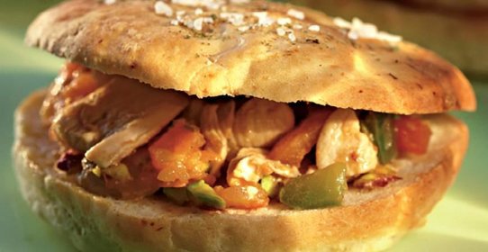 Булочки-фокачча с начинкой из курицы, овощей и фисташек