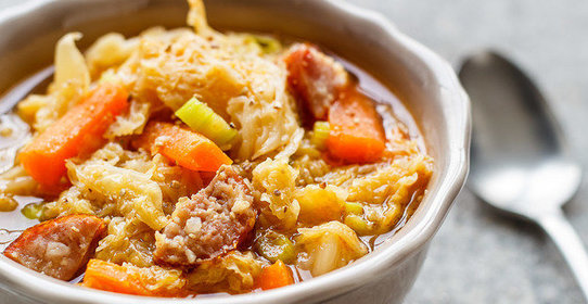 Капуста, тушенная с колбасками