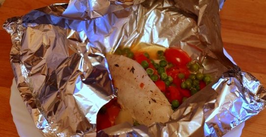 Курица, запеченная в фольге с овощами
