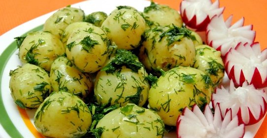 Молодой картофель с зеленью и чесноком