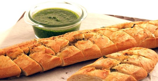 Багет с моцареллой и песто