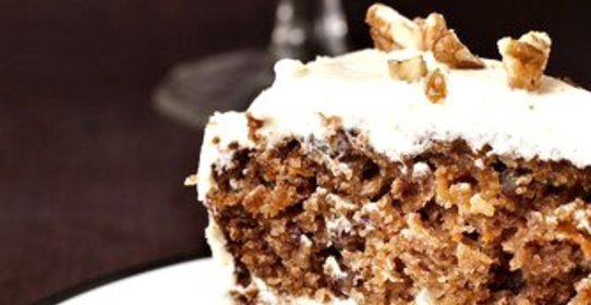 Морковный торт с изюмом и корицей