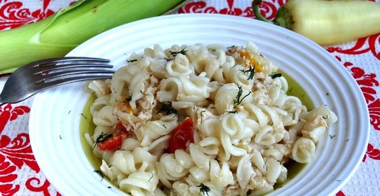 Макароны с курицей и помидорами черри