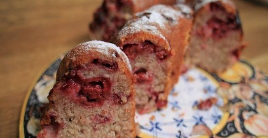 Миндальный пирог с вишней