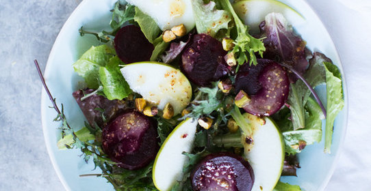 Салат со свеклой и яблоком в медово-горчичной заправке