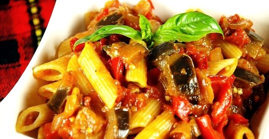 Паста с баклажаном и помидорами