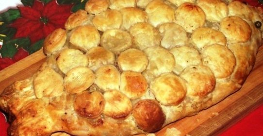 Пирог из слоеного теста с рыбными консервами