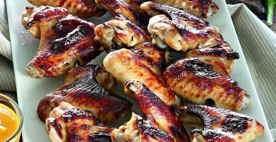 Острые куриные крылышки с соусом манго