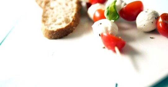 Шашлычки из моцареллы и помидоров