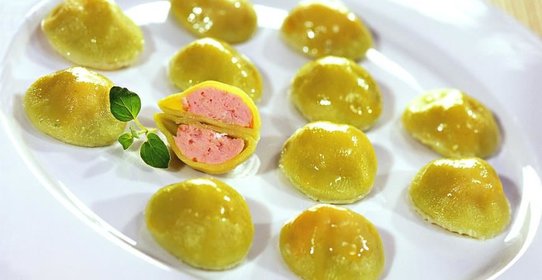 Зеленые пельмени с лососем