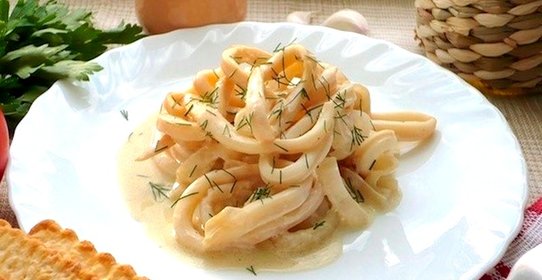 Кальмары, тушенные со сметаной