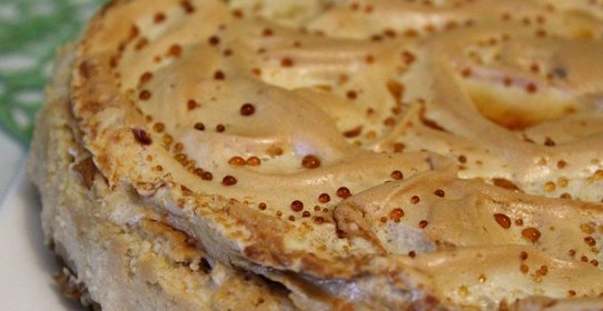 Пирог с творожным слоем и меренгой