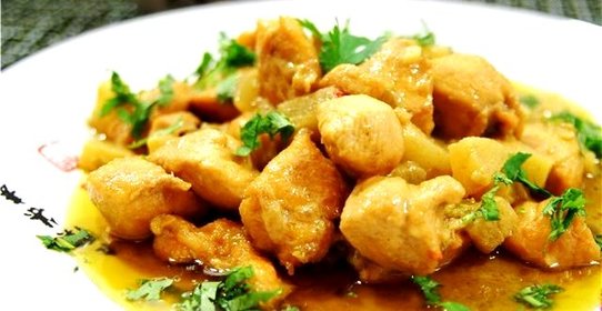 Зеленое карри из курицы с ананасами