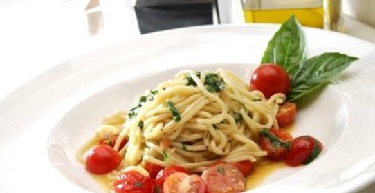 Спагетти с помидорами черри