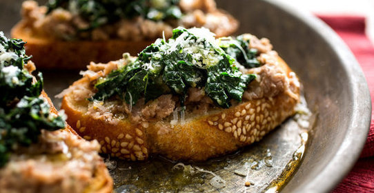 Брускетта с фасолью и зеленью