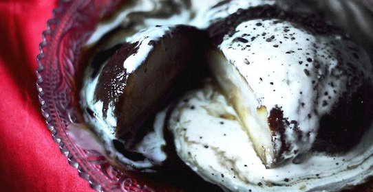 Вареные груши с кофейным сиропом и сливками